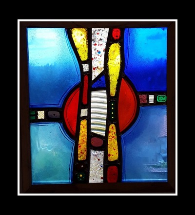 Un des vitraux de la salle du belvédère de Saint Savinien